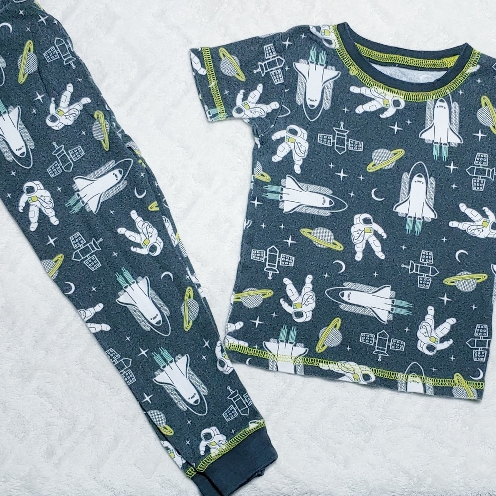 💥25% off 2+items💥Carter's space pajama set 3T